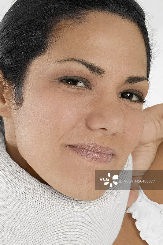 佩戴颈托的年轻女性面部特写图片素材