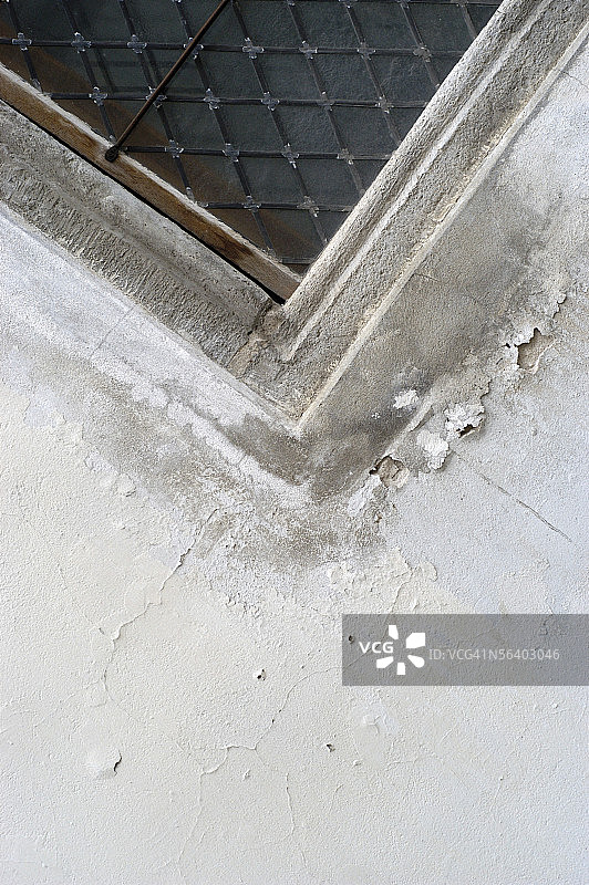 灰色墙壁上的窗户特写图片素材