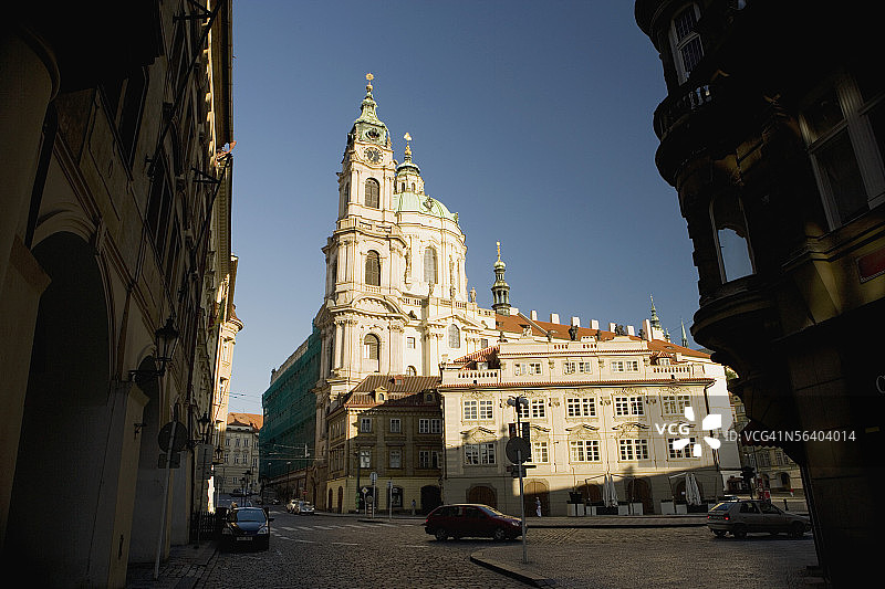 仰视镜头下的圣尼古拉斯教堂，布拉格，捷克共和国图片素材