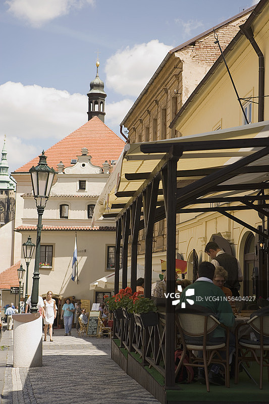 人们坐在布拉格小城区的路边咖啡馆里（捷克共和国）图片素材