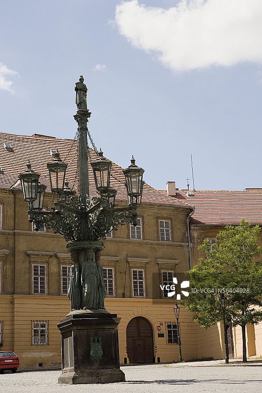 布拉格赫拉德卡尼广场建筑前的街灯仰视图片素材