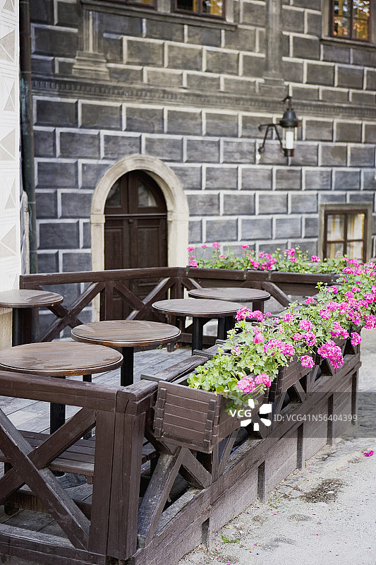 捷克布拉格建筑前的长凳和桌子图片素材