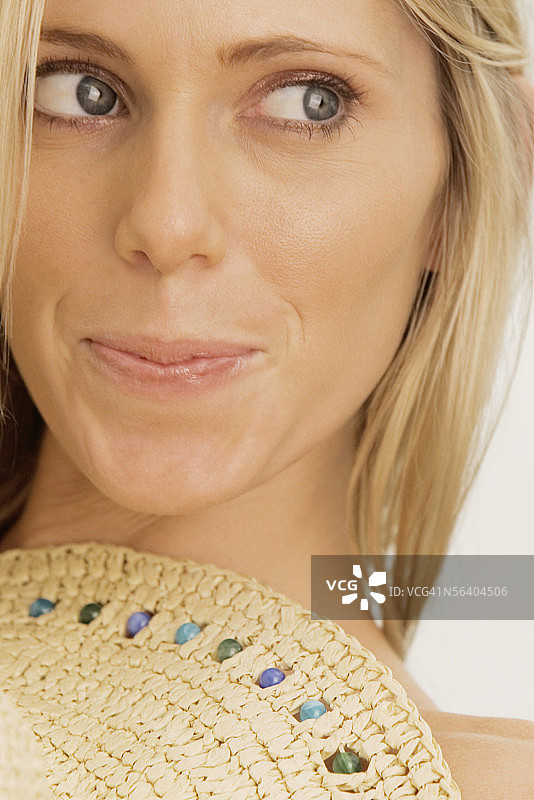 看向侧面的年轻女人的特写图片素材