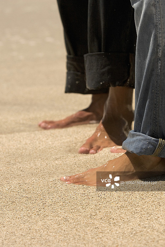 站在沙滩上的两个人图片素材