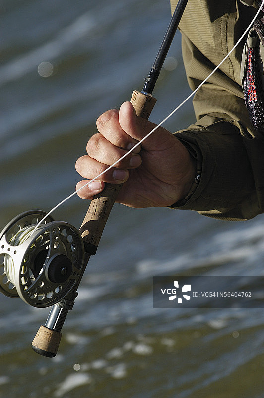 男人手部鱼竿特写图片素材