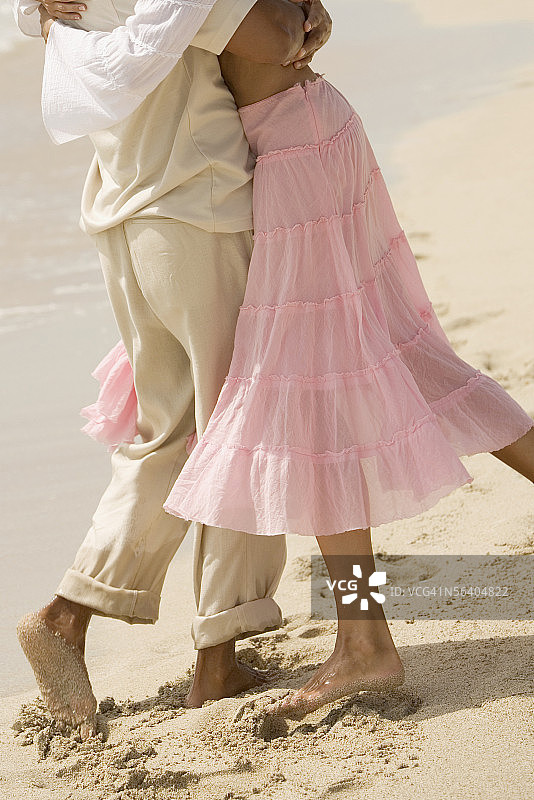 两人在海滩上拥抱图片素材