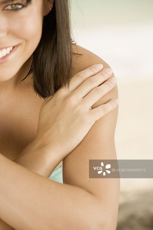 年轻女子微笑海滩肖像照图片素材