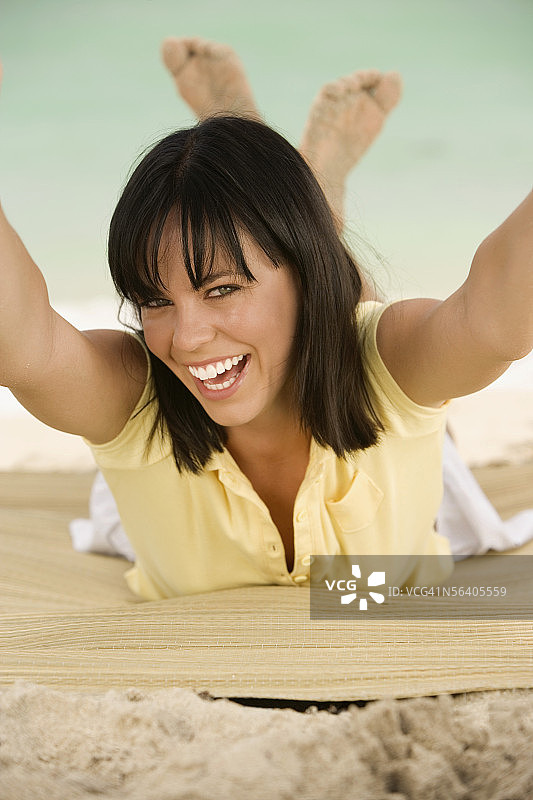 年轻女子微笑海滩肖像照图片素材