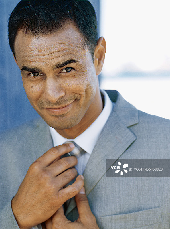 商人整理领带的特写图片素材