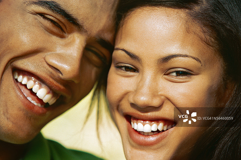 年轻情侣微笑的特写图片素材