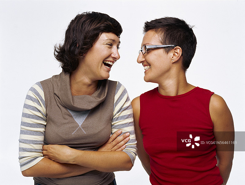 互相注视的年轻女子图片素材