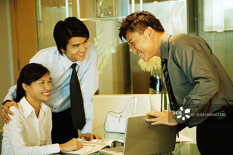 商人向面前的夫妇展示笔记本电脑图片素材