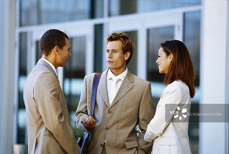 两名商务男人和一名商务女人互相交谈的特写图片素材