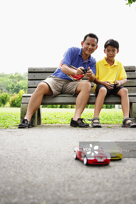 父子玩遥控车图片素材