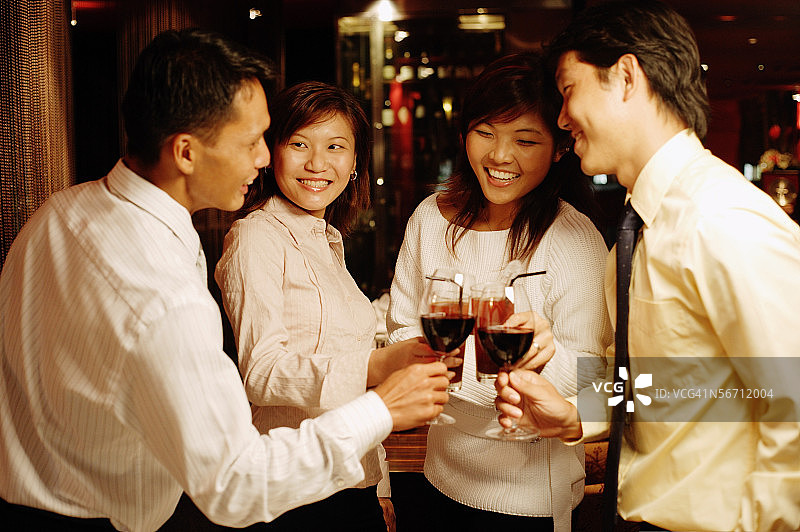 高管站立查看笔记本电脑图片素材