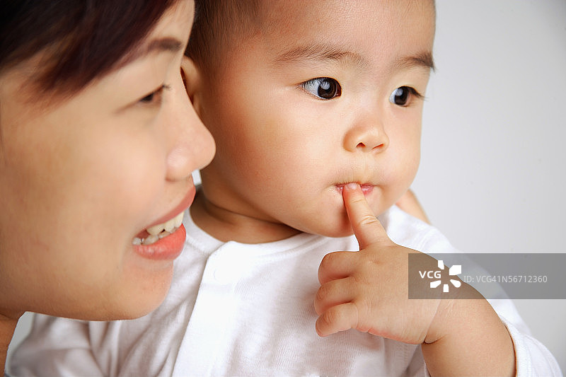 母亲和宝宝，头部特写，看向远方图片素材