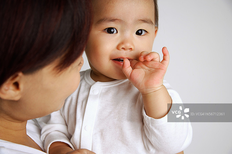 母亲和宝宝看着镜头图片素材