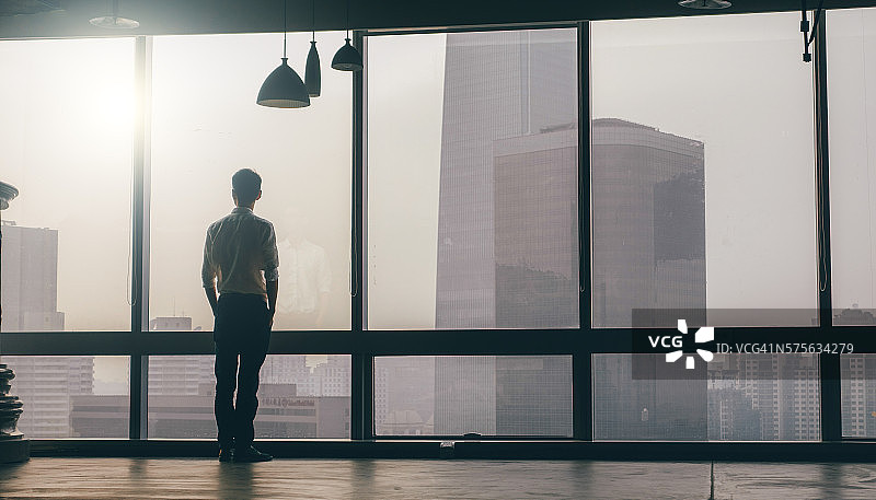 商人从办公室眺望城市景观图片素材