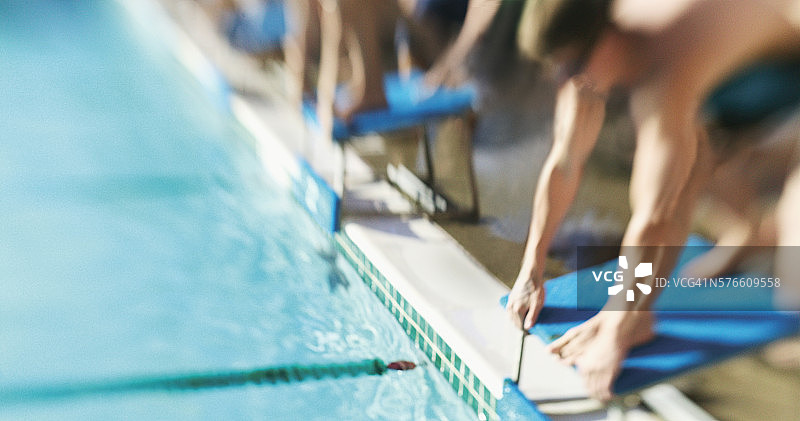 泳池边的游泳运动员图片素材