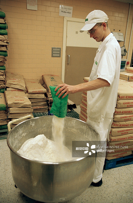 在ASDA商店面包房工作的面包师图片素材