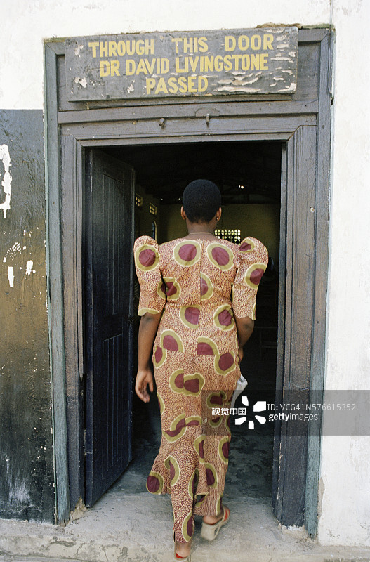 女子走进利文斯顿纪念教堂图片素材