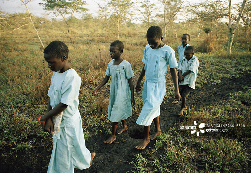 孤儿们步行上学图片素材