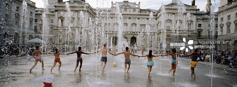 与喷泉共舞图片素材