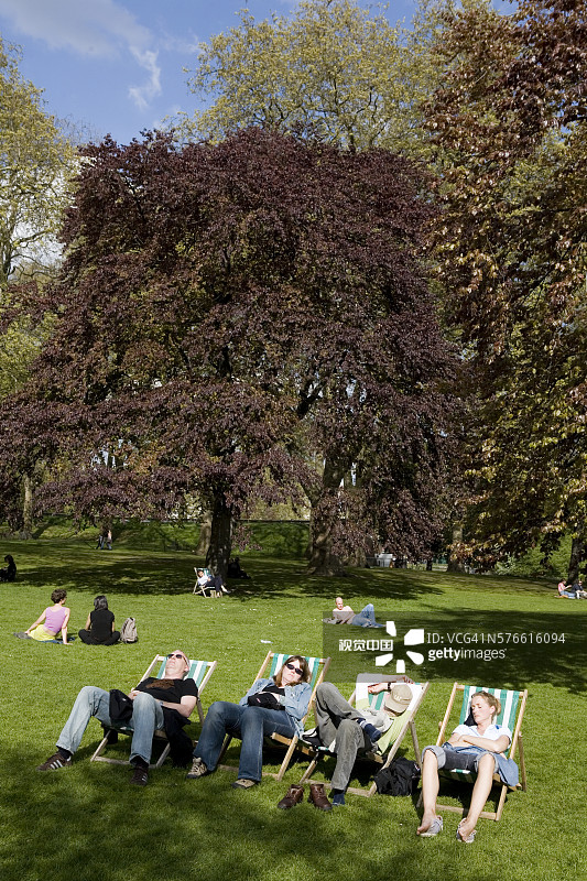 一群在圣詹姆斯公园放松的朋友图片素材
