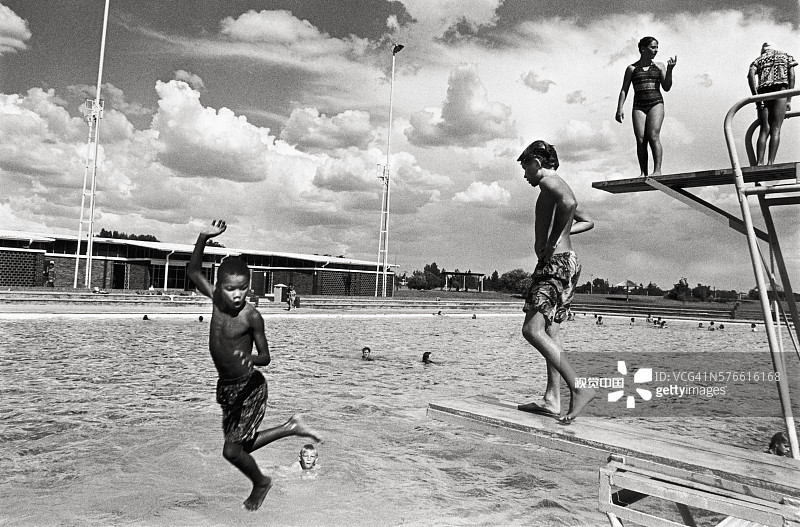 儿童在De Aar游泳图片素材