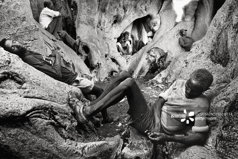 布须曼人在猴面包树下休息图片素材