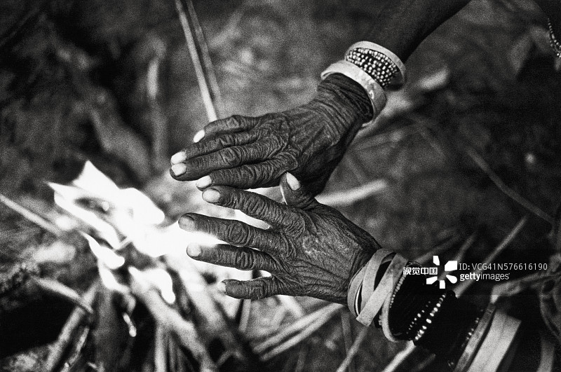 布须曼妇女在火上暖手图片素材