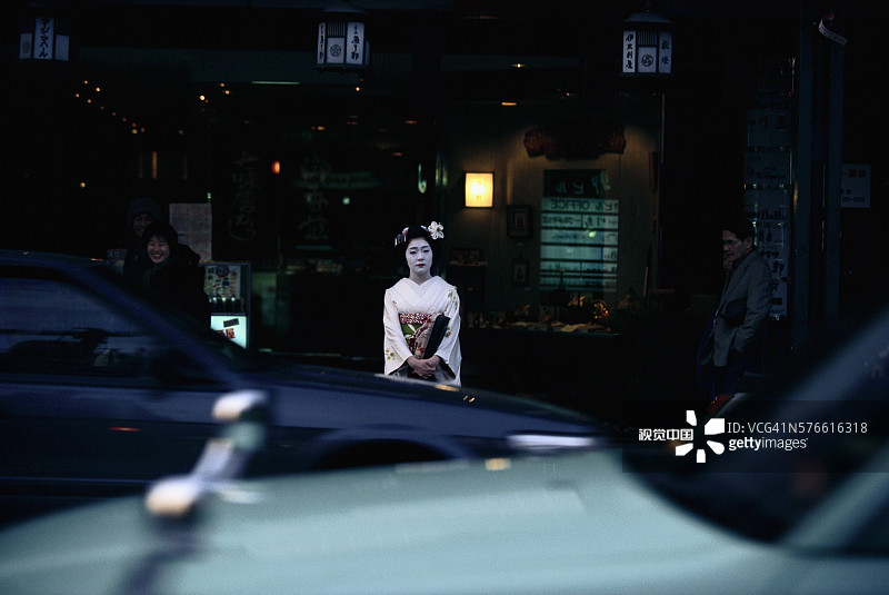 站在交通沿线的艺伎图片素材