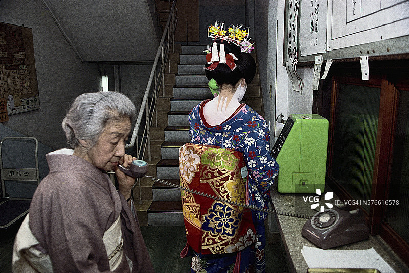 艺伎打电话图片素材