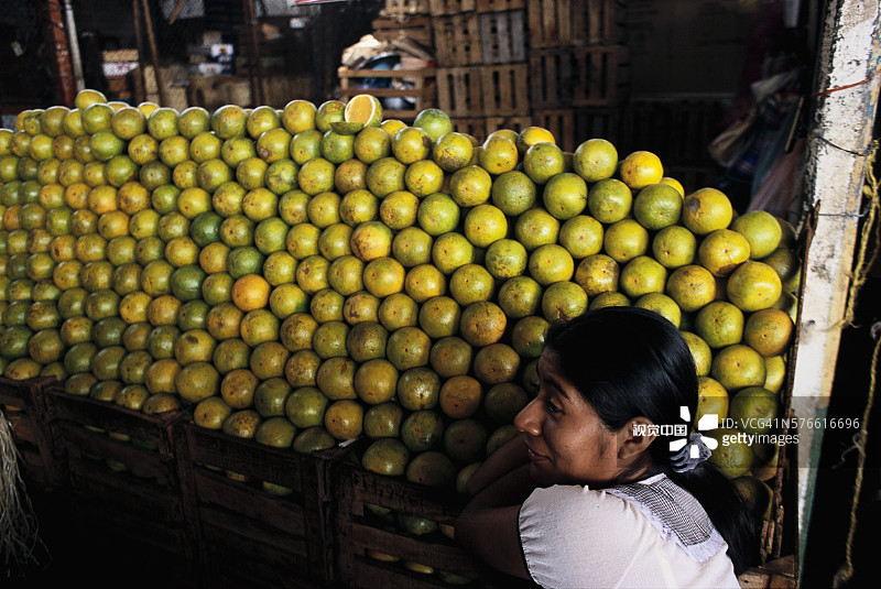 女人在阿卡普尔科卖葡萄柚图片素材
