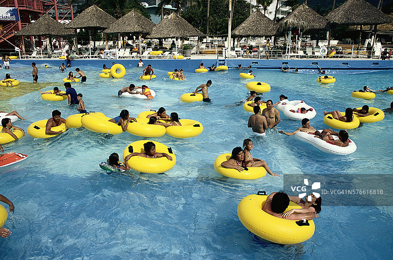 在奇奇水上乐园乘坐漂浮船的游客图片素材