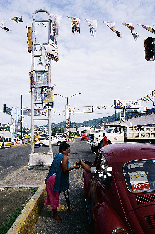 在阿卡普尔科十字路口乞讨的残疾乞丐图片素材