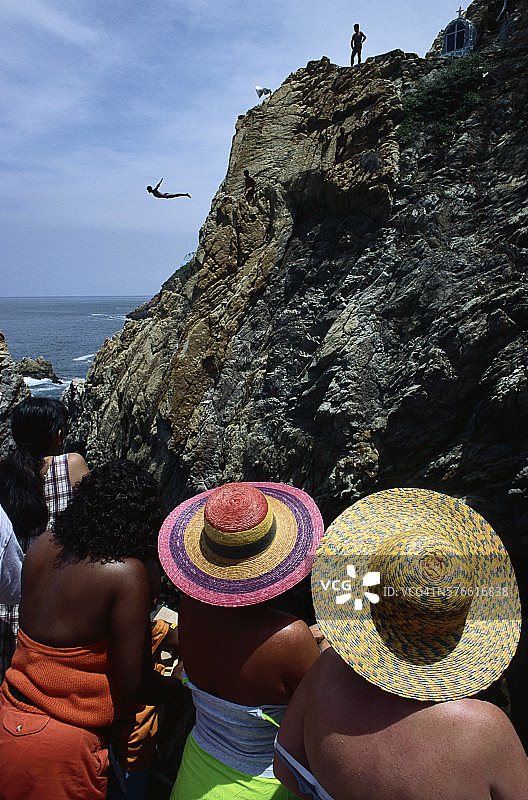 游客在拉奎布拉达观看悬崖跳水图片素材