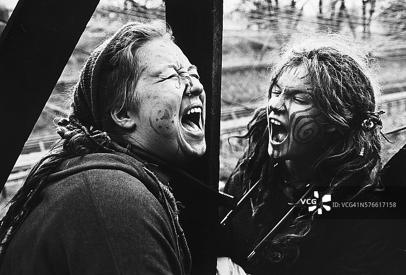 被锁在脚手架上尖叫的女人图片素材