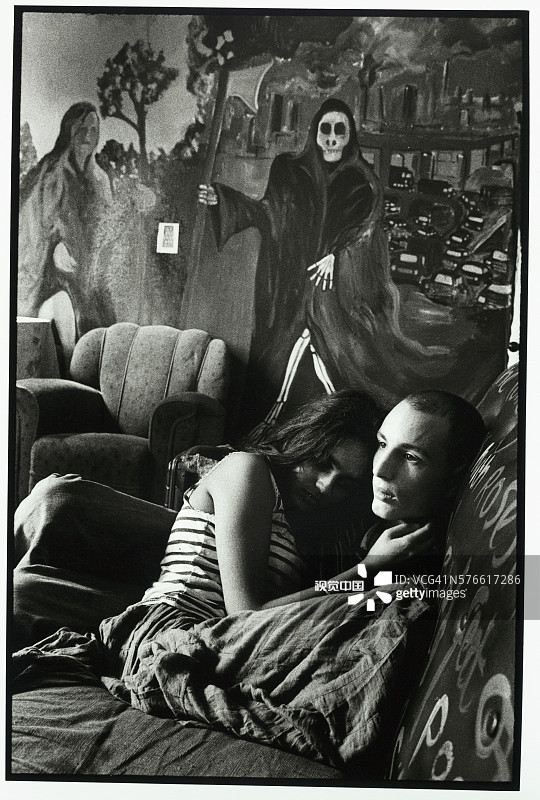 情侣在克莱蒙特路的墙绘旁图片素材