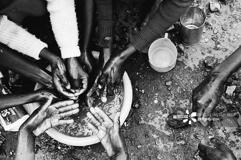 人们在碗里洗手图片素材