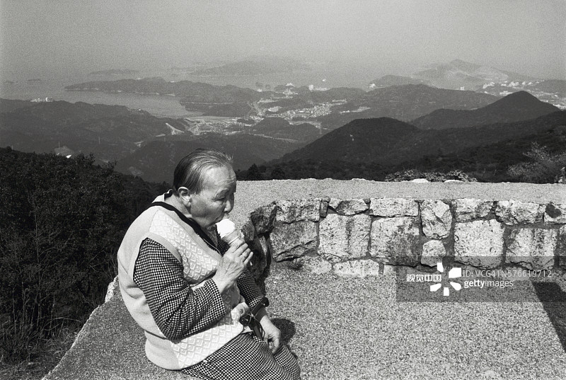 女人吃冰淇淋图片素材