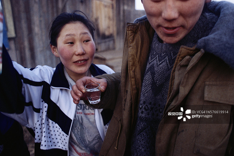 青少年聚在一起喝酒图片素材