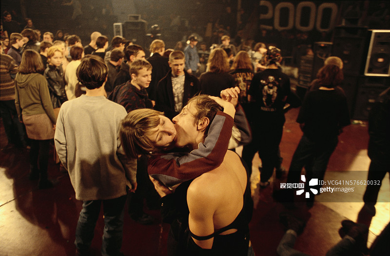 情侣在摇滚音乐会上接吻图片素材