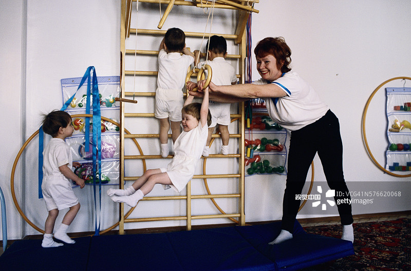 在孤儿院玩耍的俄罗斯儿童图片素材