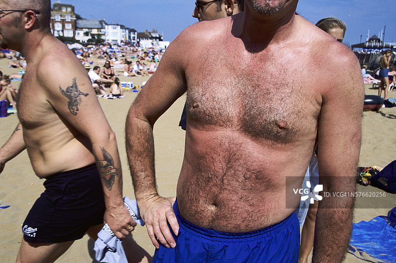 海滩上晒伤的男人图片素材