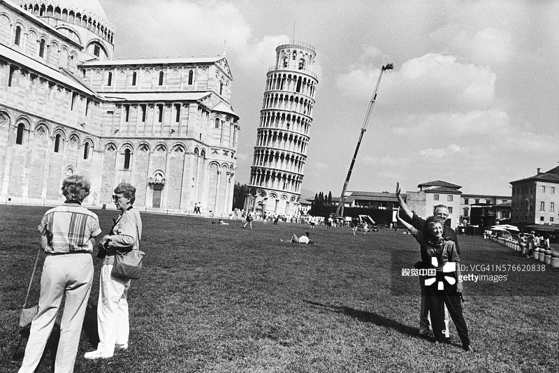 游客在比萨斜塔前拍照图片素材
