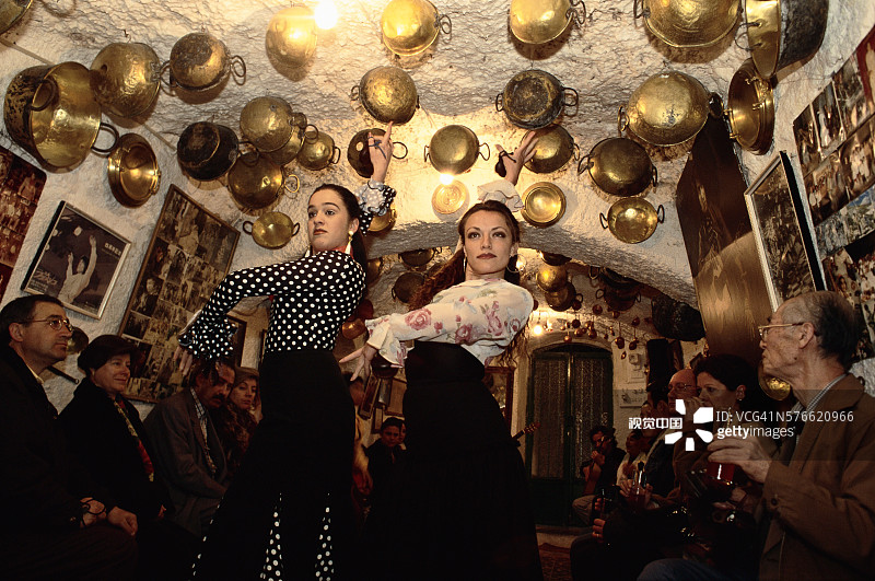 在吉普赛洞穴表演的弗拉门戈舞者图片素材