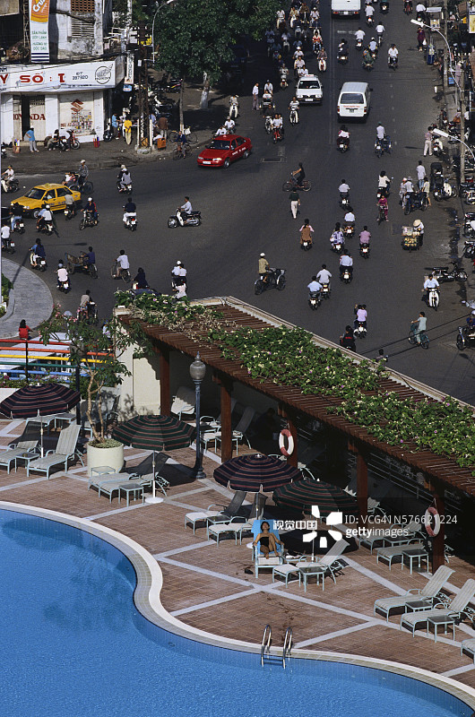 胡志明市繁忙街道附近的酒店泳池图片素材