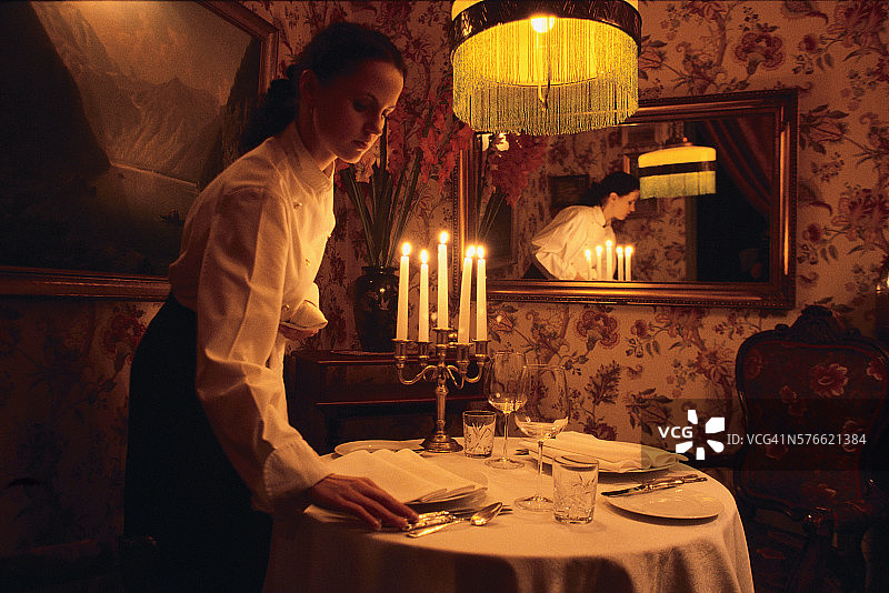 女服务员在塔林Egoist餐厅摆餐桌图片素材