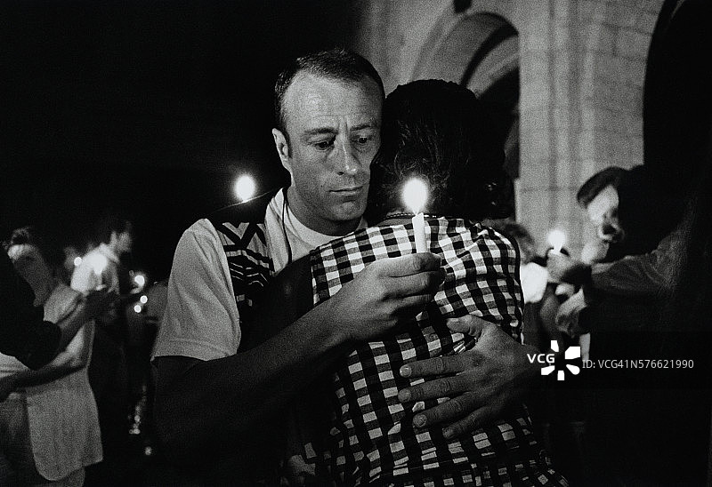 艾滋病大会上的代表拥抱图片素材